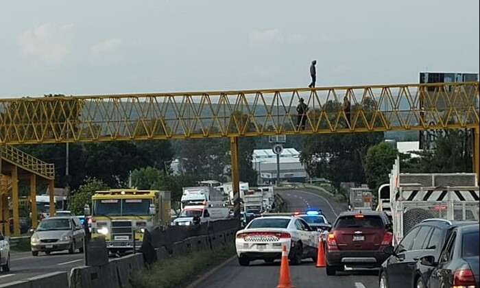 #Video | Rescatistas de Tarímbaro logran bajar a hombre de lo alto de puente peatonal