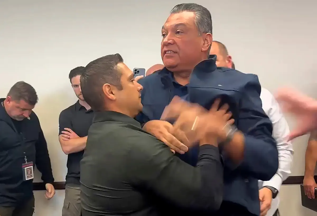 #Video: Sacan a la fuerza al senador Alex Padilla durante conferencia de Kristi Noem en los Ángeles