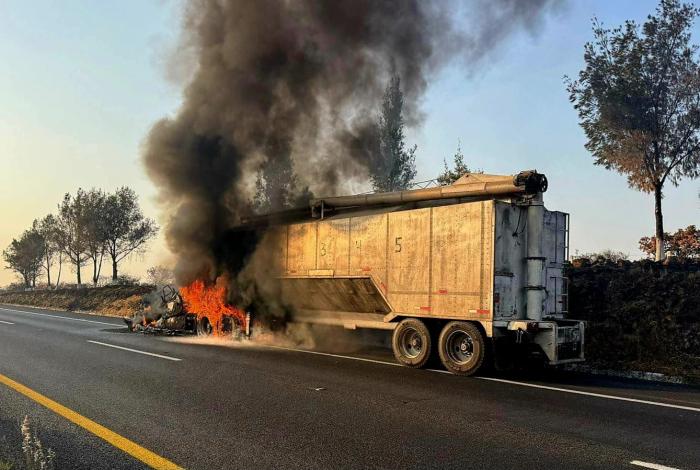 #Video | Se incendia tráiler en la autopista México – Guadalajara