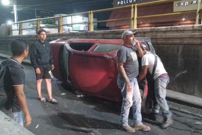 #VIDEO | Se registra choque volcadura de auto en el libramiento norte de Morelia