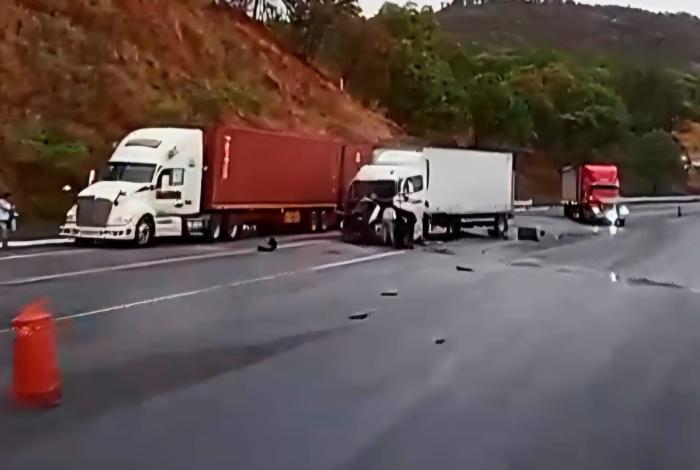 #Video | Se registra choque por alcance entre tráileres en la Siglo XXI