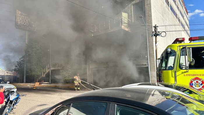 #Video | Se registra incendio en estacionamiento del 7 Days de Altozano #Morelia