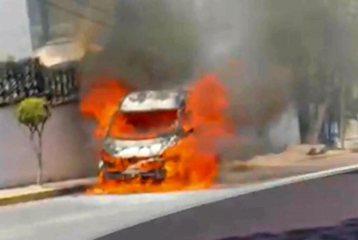 #Video | Se registra incendio de camioneta en la colonia Balcones de Santa María, Morelia
