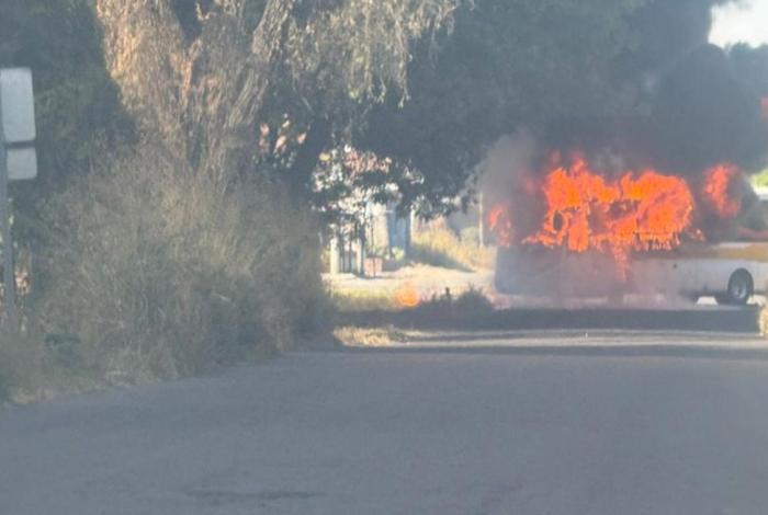 #Video | Se reportan bloqueos y quema de vehículos en carreteras de Michoacán