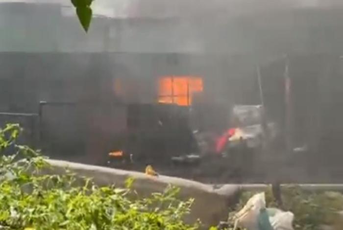 VIDEO | Sujeto provoca incendio en vivienda de Apatzingán