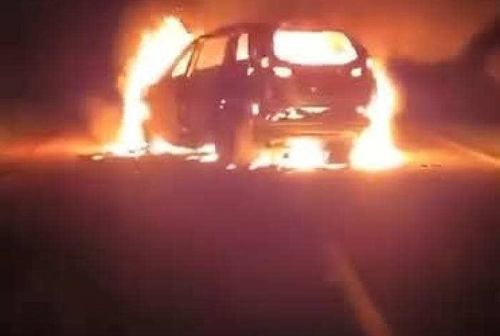 #Video | Sujetos armados incendian camioneta sobre la carretera Zacapu-Erongarícuaro