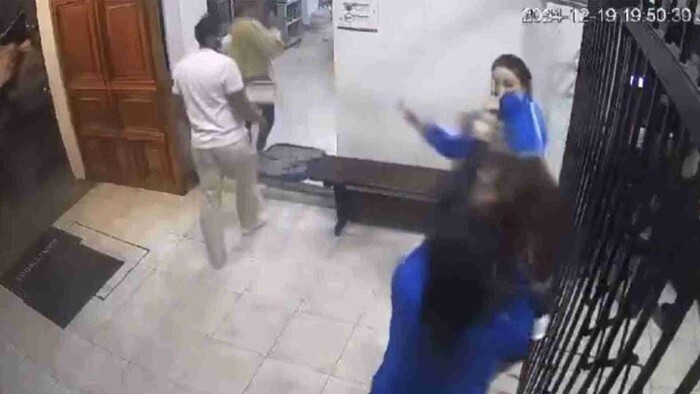 Video: Surge video de María Elena Ríos golpeando a una mujer en hospital de Oaxaca