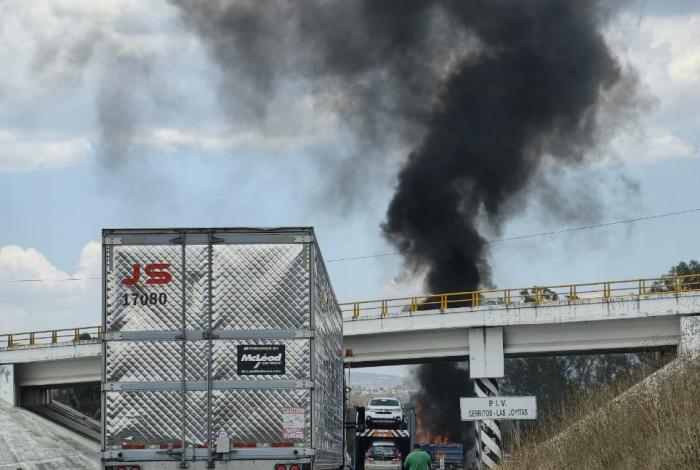 #Video | Tractocamión góndola se incendia tras accidente en la Pátzcuaro-Cuitzeo; chofer sale ileso
