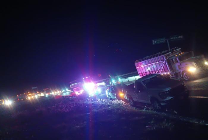 #Video | Tractocamión sobredimensionado queda atorado en el municipio entronque México-Guadalajara/Morelia-Salamanca