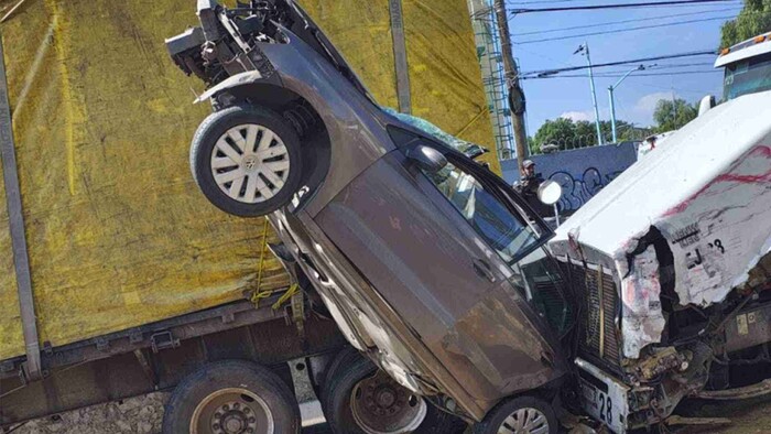 Video: Tráiler se queda sin frenos y causa múltiple choque en la México-Puebla