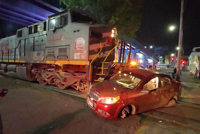 #Video | Un automóvil quedó destrozado de un costado tras ser embestido por el tren sobre la avenida Madero Poniente