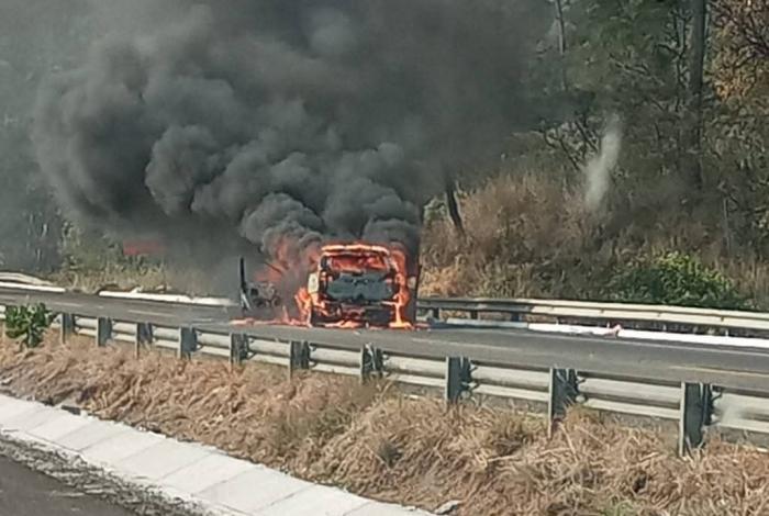 #Video | Una camioneta se incendia sobre la autopista Siglo XXI 🔥