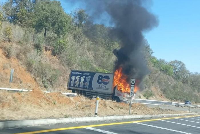 #Video | Vehículo de empresa Bimbo es incendiado y atravesado en la carretera Siglo XXI