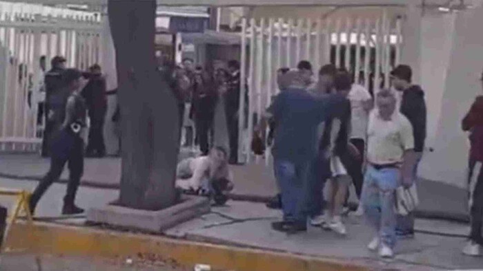 Video: Vendedores ambulantes  golpean a alumna afuera de su universidad