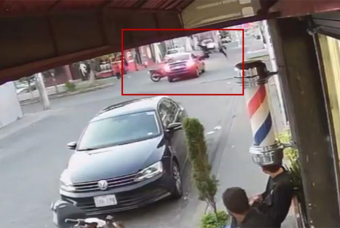 VIDEO | Viajaban tres en una moto y chocan contra un auto en Villas del Pedregal, en Morelia