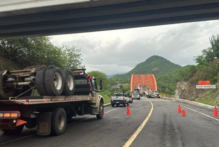 #Video | Volcadura de camión pipa cargado con oxígeno obliga a cierre de la autopista Siglo XXI