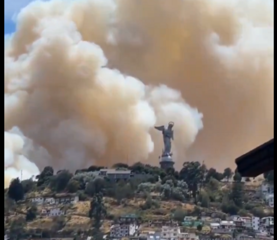 #Video | Voraz incendio forestal arrasa El Panecillo, el corazón de Quito en llamas