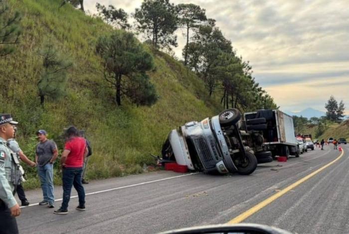 #Video | Vuelca camión aguacatero en la autopista Uruapan – Pátzcuaro; no hay víctimas