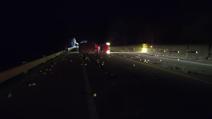 #Video | Vuelca camioneta cargada con mangos en la autopista Siglo XXI