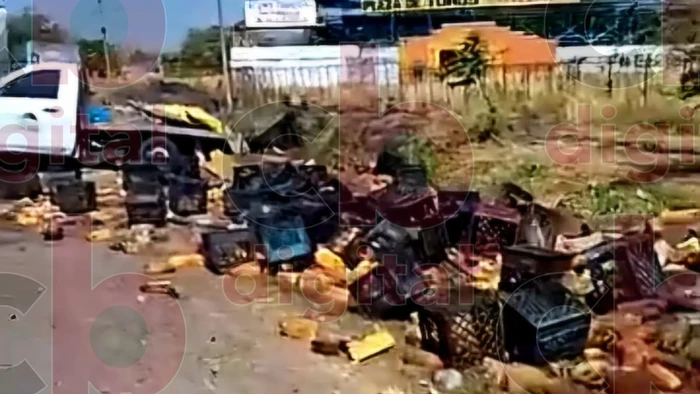 #Video: Vuelca camioneta cargada con jugos en la Apatzingán-Cuatro Caminos