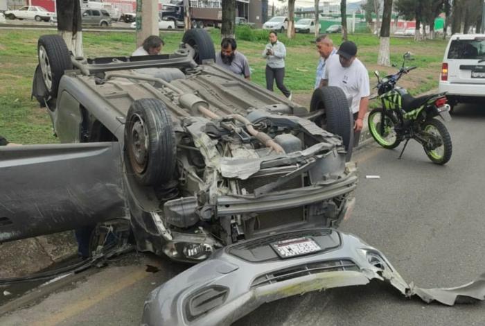 #Video | Vuelca camioneta en el Libramiento Norte de Morelia; hay lesionados leves