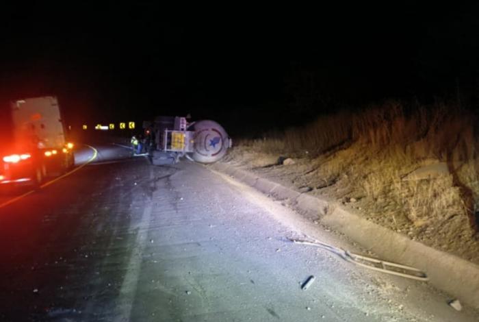 #Video | Vuelca pipa de Gas L.P. en la autopista Siglo XXI, no se reportan víctimas