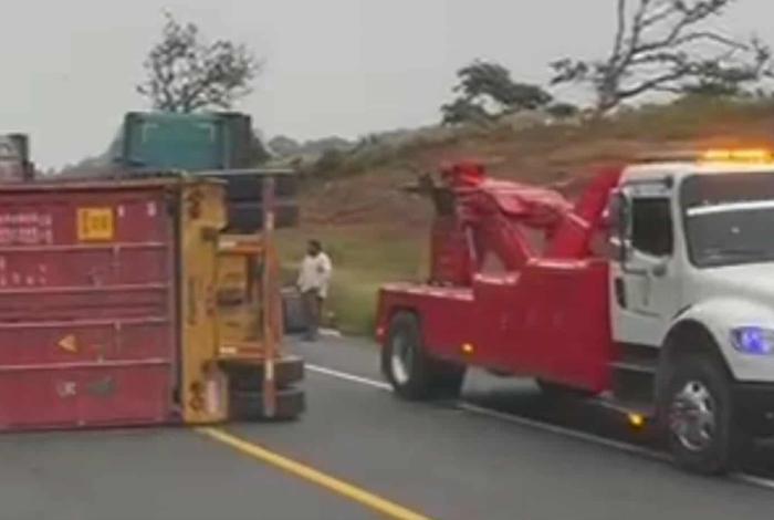 #Video | Vuelca remolque de tráiler en la Pátzcuaro-Cuitzeo; no hubo heridos