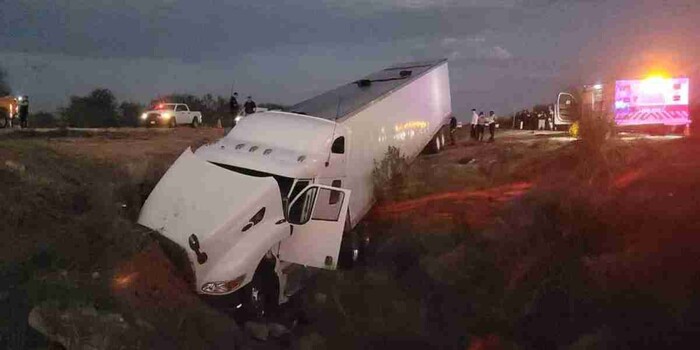 #VIDEO: Vuelca tráiler con migrantes en Sonora; reportan al menos tres muertos