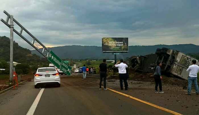 #Video | Vuelca tráiler en el entronque a Uruapan de la autopista Siglo XXI