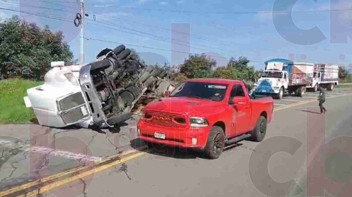 #Video: Vuelca tráiler en la carretera Uruapan-Paracho