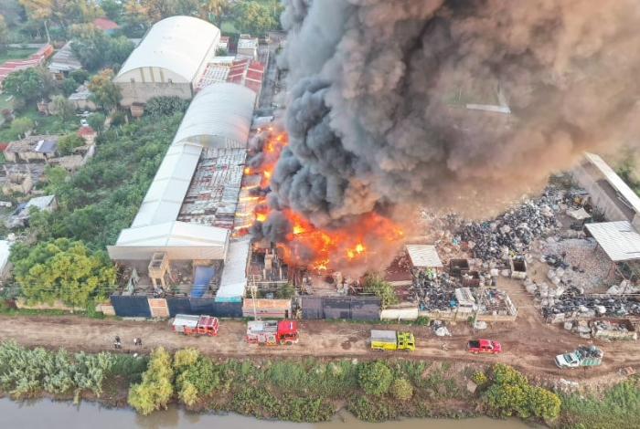 #Videos | Aparatoso incendio se registra en fábrica de estopa y material reciclable al norte de Morelia