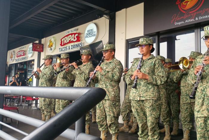 #Videos / Banda de Música de la XII Región Militar sorprende con Flashmob en diversas Plazas en Morelia.
