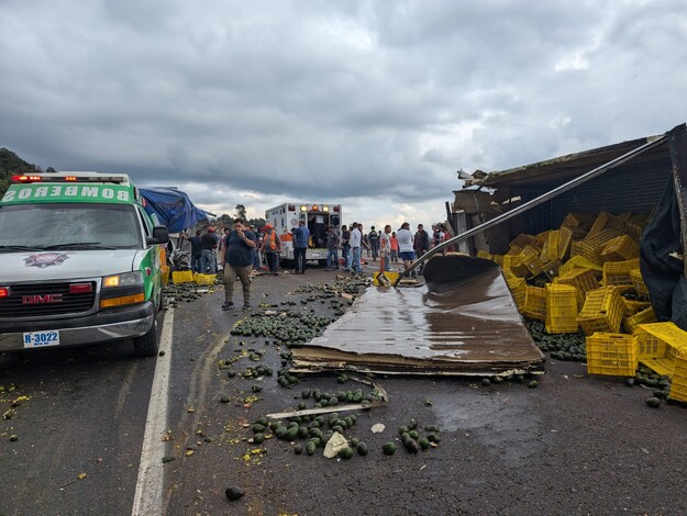 #Videos | Carambola vehicular deja un muerto y 7 heridos, sobre la autopista Uruapan-Pátzcuaro