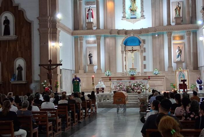 #Videos | Con misa de cuerpo presente, Apatzingán despide a Bernardo Bravo, líder limonero asesinado