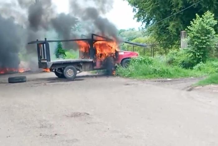 #Videos | Detención de “El Capi” genera bloqueos y quema de Vehículos en Buenavista y Apatzingán