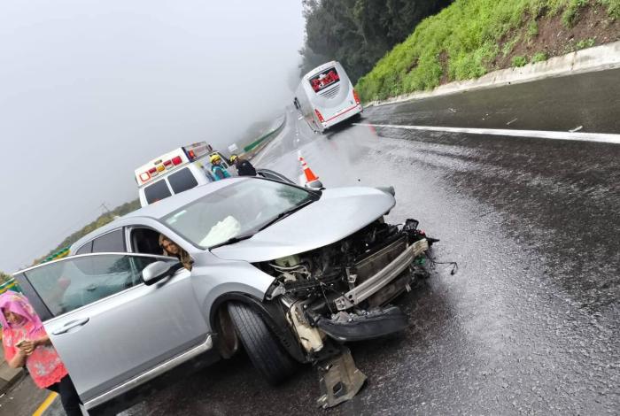 #VIDEOS | Dos accidentes en la autopista Siglo XXI movilizan a paramédicos; hay un par de lesionados