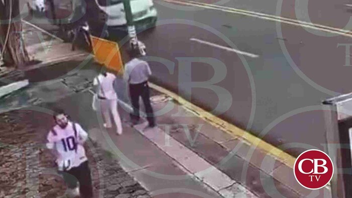 #VIDEOS: Microbús intenta asesinar a motociclista en Morelia