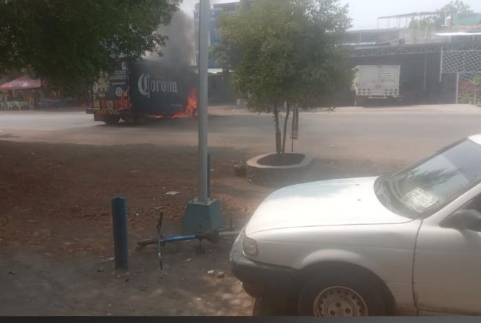 #VIDEOS / Narcoenfrentamientos dejan al menos 6 vehículos quemados en bloqueos carreteros en Tierra Caliente