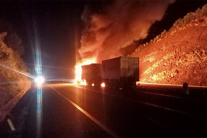 VIDEOS | Se incendia tráiler en la Siglo XXI; “tantito más me tardo y me quemo arriba”, narra el chofer