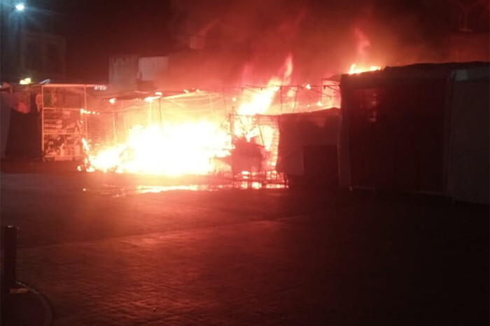 VIDEOS | Se incendian locales afuera del mercado Independencia, en Morelia