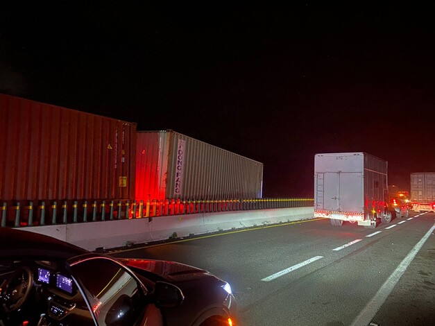 #Videos | Tráiler choca contra muro de contención en la Pátzcuaro-Cuitzeo