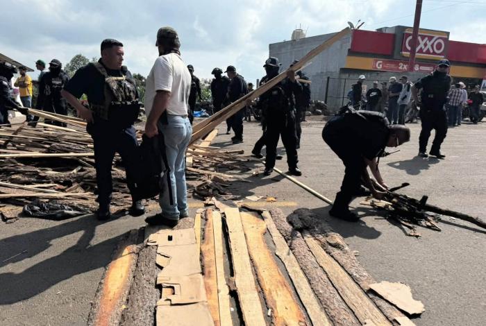 #Videos | Tras diálogo con autoridades, manifestantes levantan bloqueo en la carretera Acuitzio-Villa Madero; continúa búsqueda de Iván