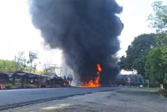 VIDEOS | Tren choca con pipa cargada de diésel en Veracruz; hay dos muertos y 4 ferrocarrileros heridos