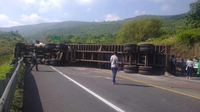 #Videos | Viernes de accidentes de tráilers en la México-Guadalajara y Pátzcuaro-Cuitzeo