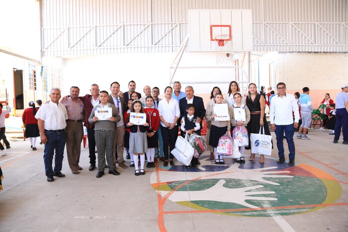 Visitaduría Regional de la CEDH, premia, en el municipio de Ciudad Hidalgo, a participantes en el 21° Concurso de Dibujo Infantil.