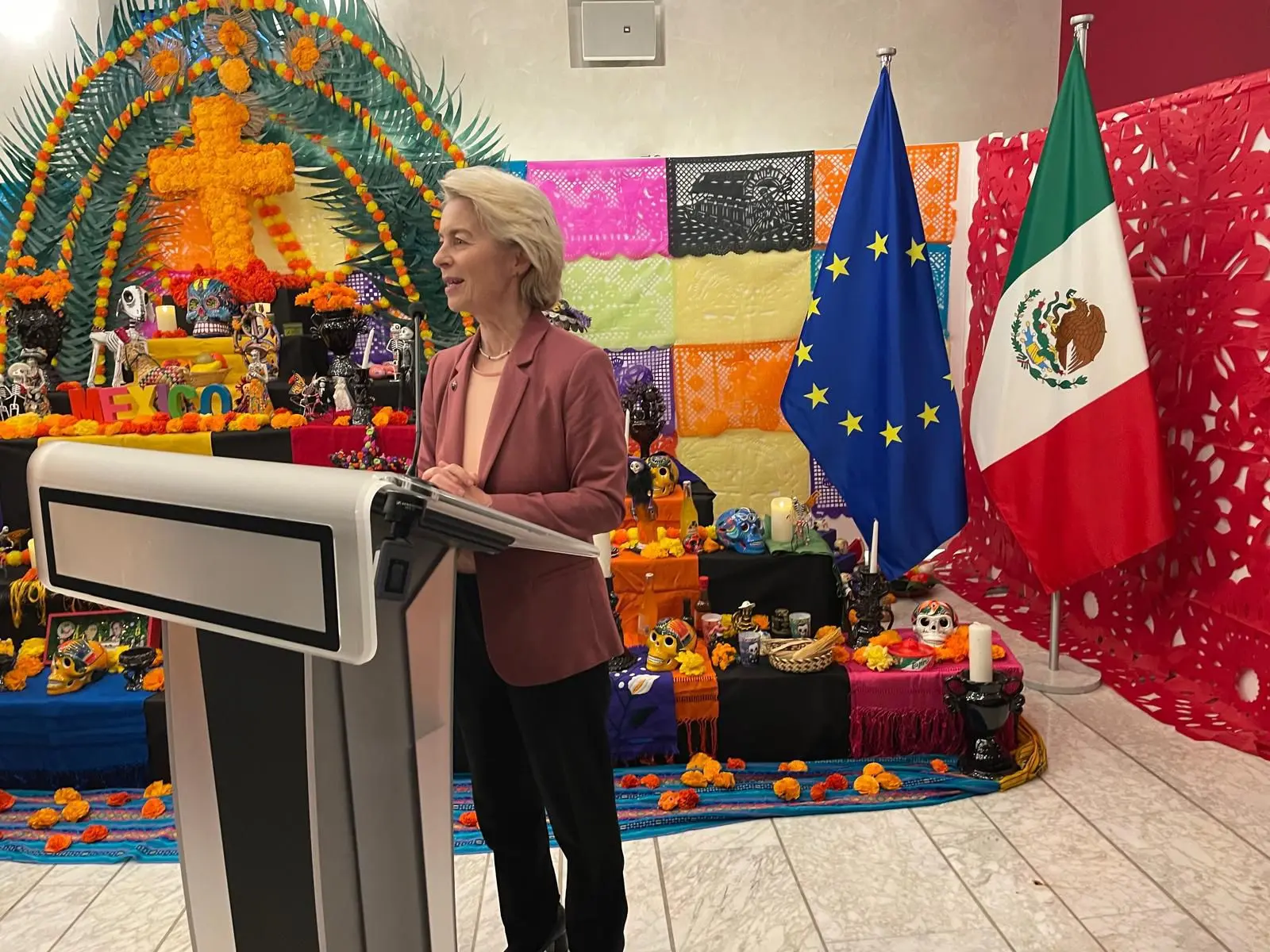 ¡Viva México!, ¡Viva la vida!: Presidenta de la Unión Europea inaugura altar de muertos