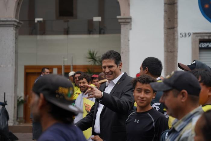 Vivas y vítores reciben a Alfonso Martínez, rumbo a su mensaje por Primer Informe
