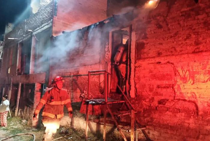 Vivienda es consumida por incendio en la tenencia Morelos