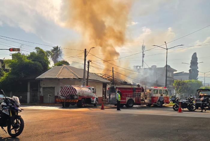 Vivienda es consumida por voraz incendio, en la colonia Morelos de Uruapan