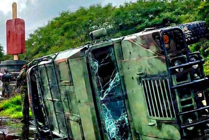 Volc4dura de camión deja siete militares her1dos en Tocumbo